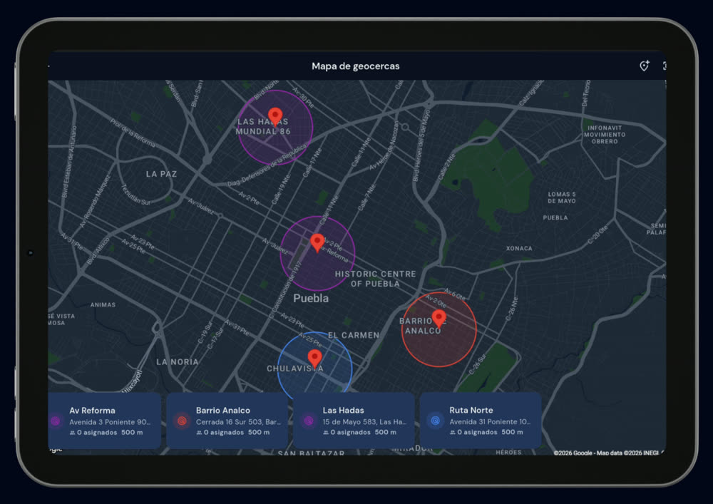 Mapa de zonas de reparto en la app SYA Tortillerías en tablet: cada zona con su nombre, su radio y cuántos repartidores tiene asignados, sobre el mapa real de Puebla